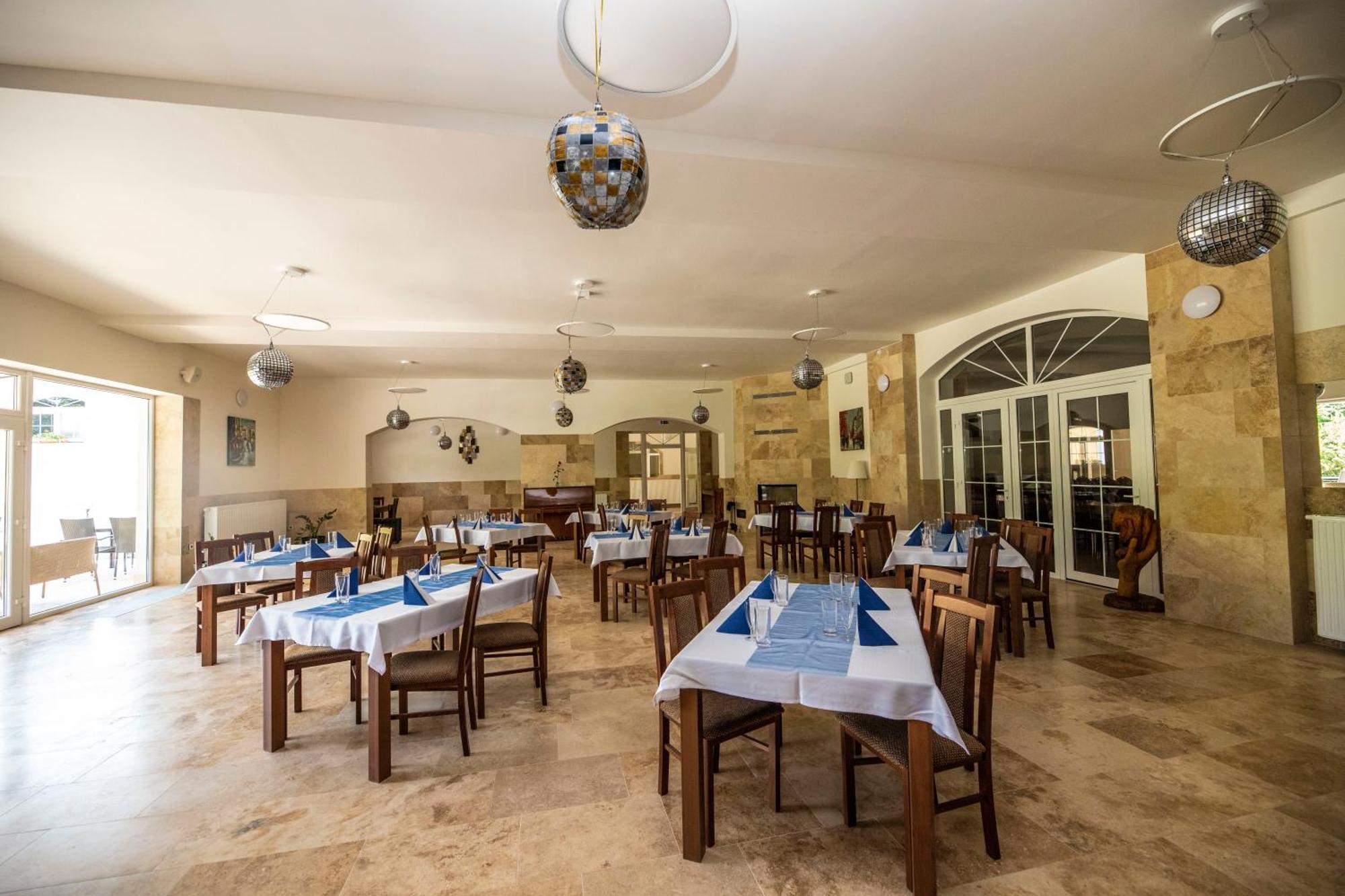 Hotel Allvet Drnovice  Εξωτερικό φωτογραφία